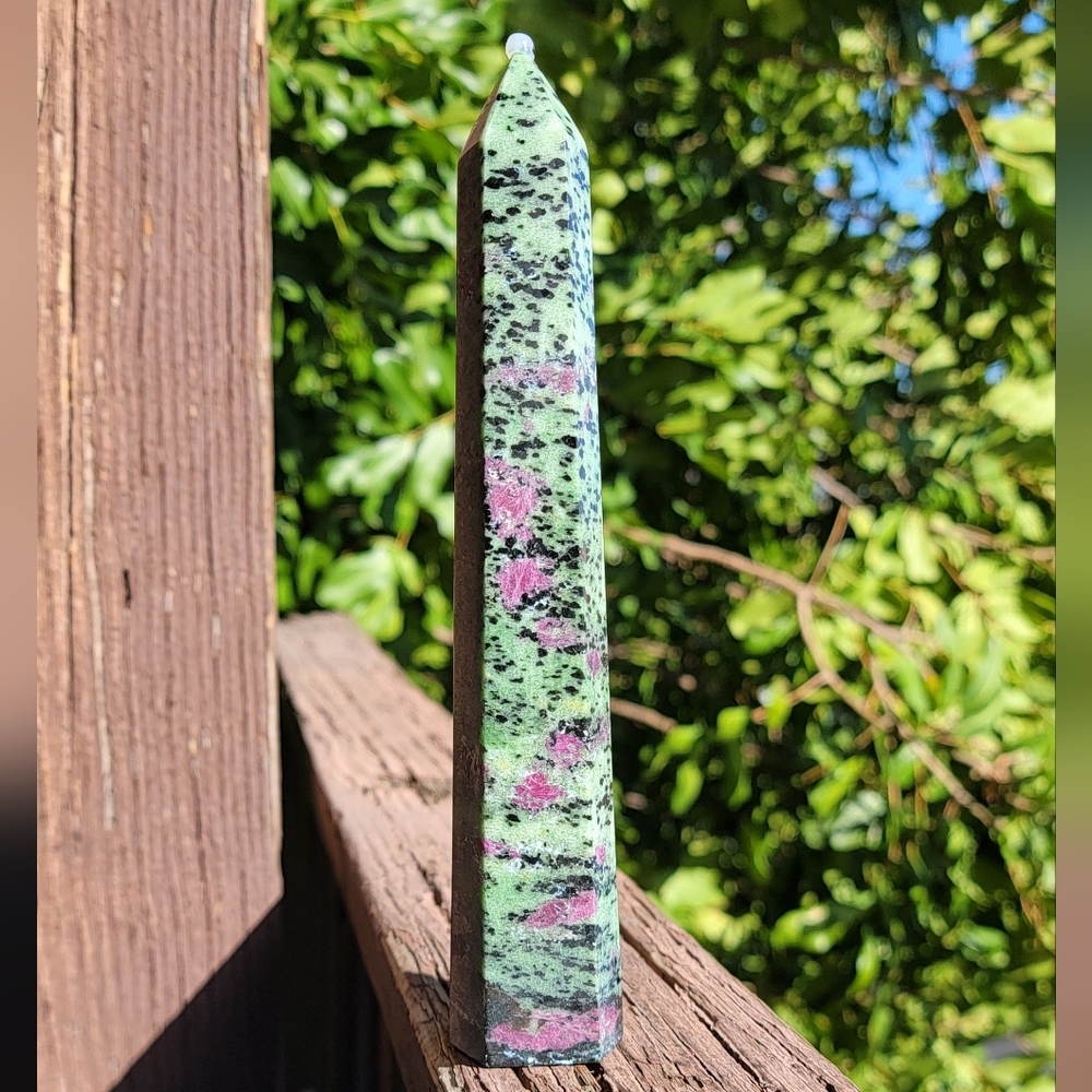 (B) NEW 8" UV REACTIVE RUBY ZOISITE TOWER